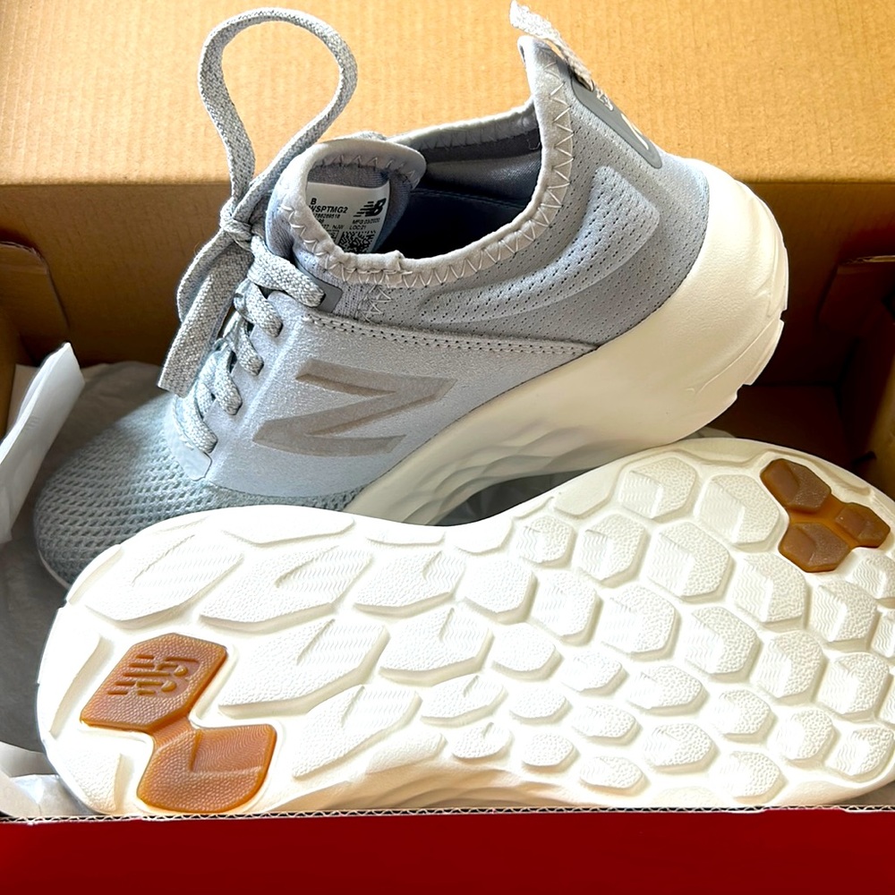New Balance running shoe, never worn! Super comfortable and cute!